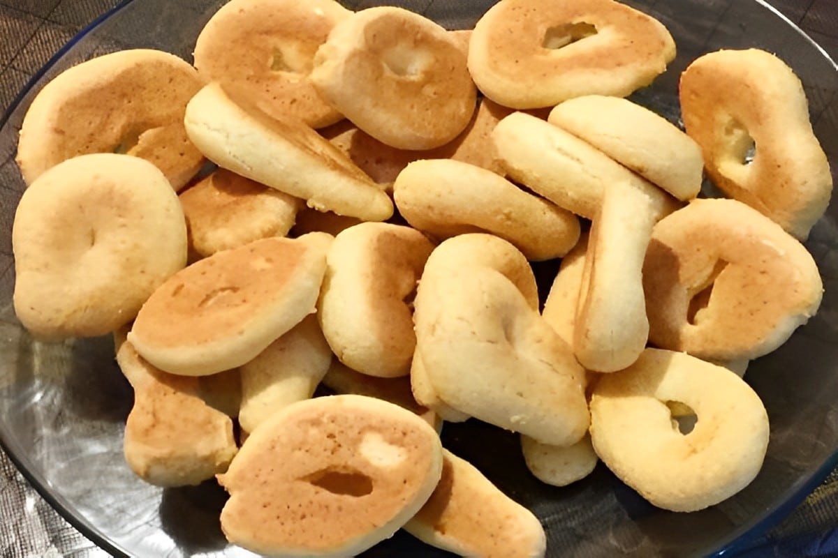 Biscoito de queijo assado perfeito para servir no café da manhã