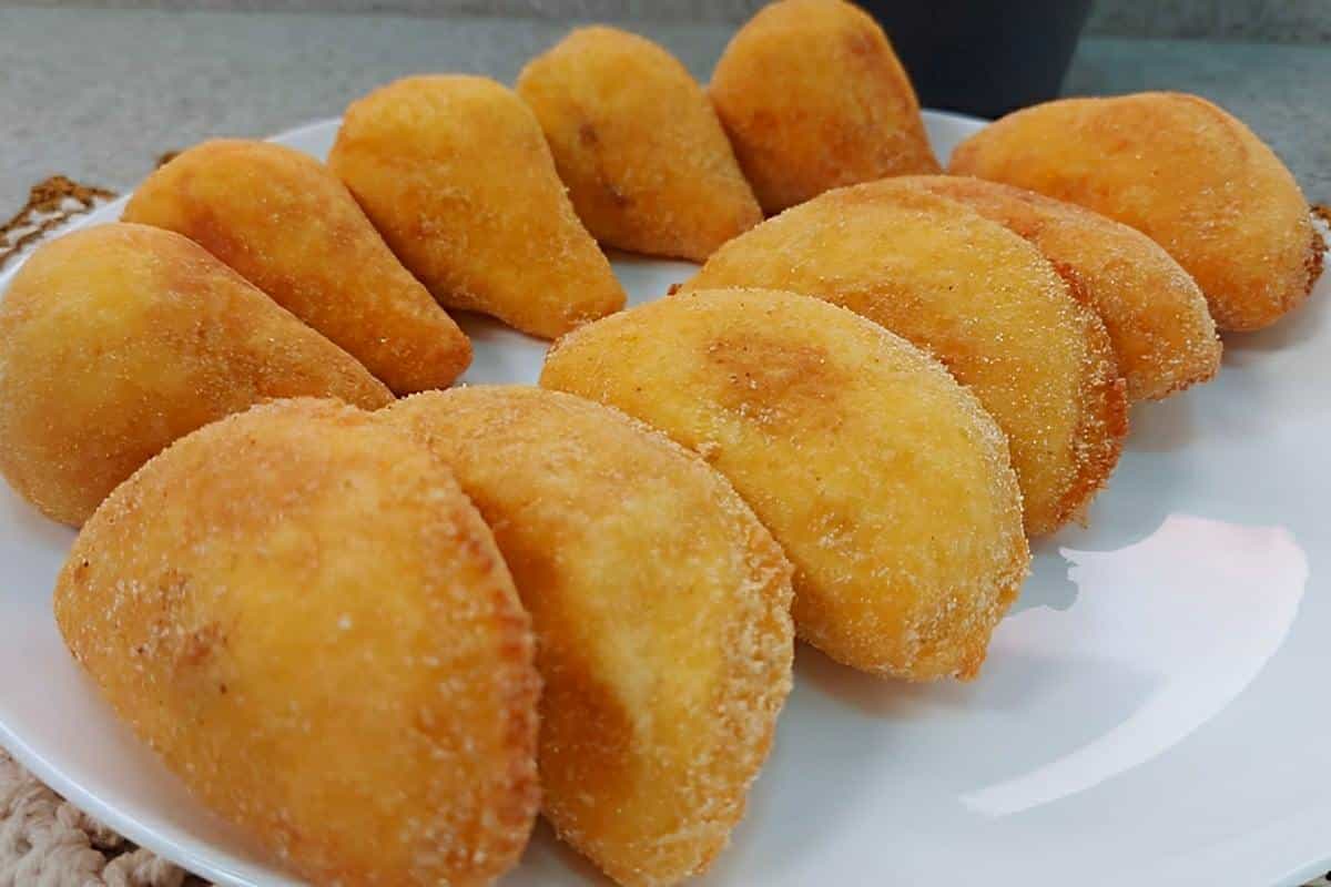 Pastel de fubá fácil de fazer uma massa crocante macia por dentro e