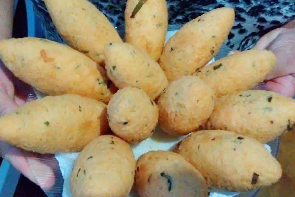 Bolinho de mandioca frito um salgado frito delicioso e fácil de fazer