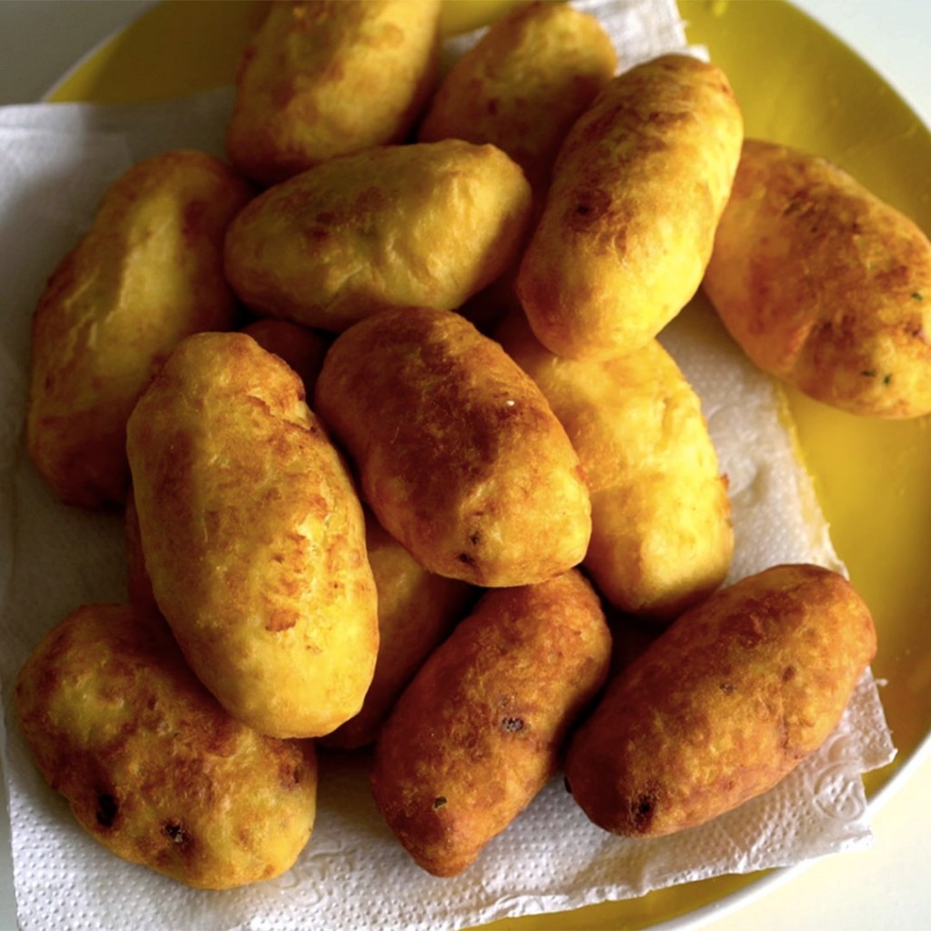 Receita de Como Fazer Bolinho de Batata Pilotando Fogão