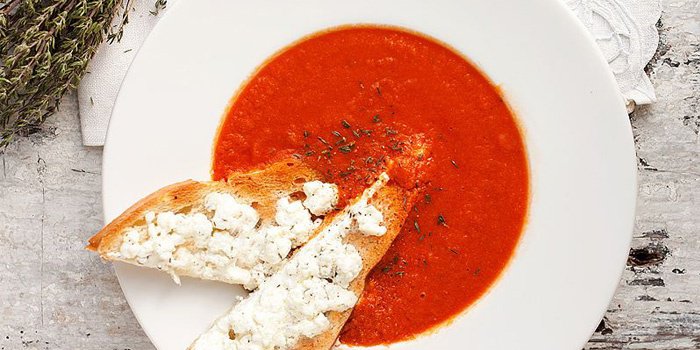 Sopa de tomate com manjericão