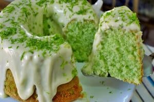 Bolo de limão com gelatina e iogurte para surpreender todo mundo