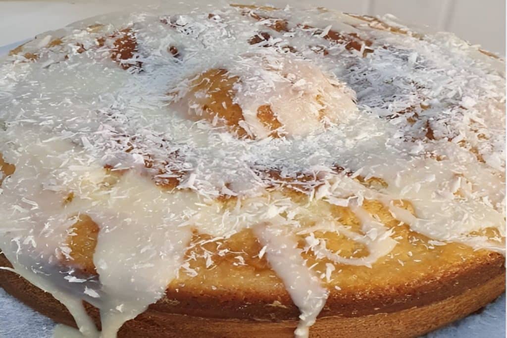 Bolo de coco com leite condensado é só bater todos os ingredientes no liquidificador e assar