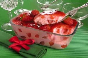 Falso mousse de morango irá deixar todos com água na boca