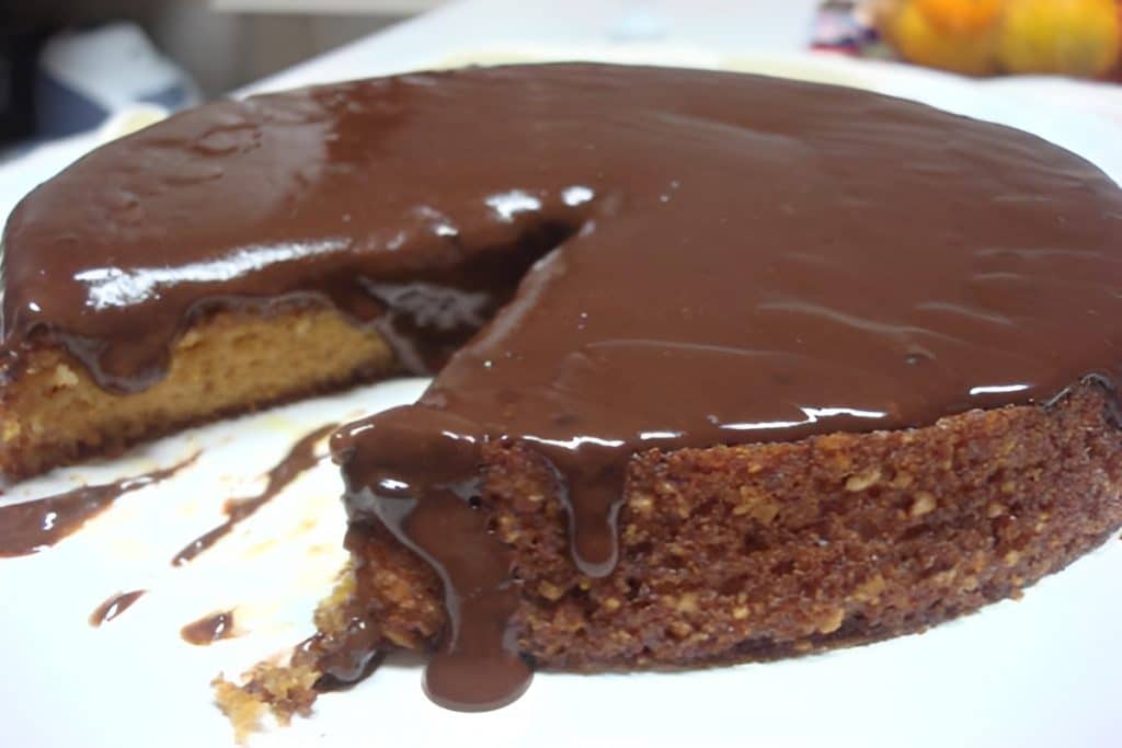Cobertura de chocolate com creme de leite para deixar seu bolo mais gostoso