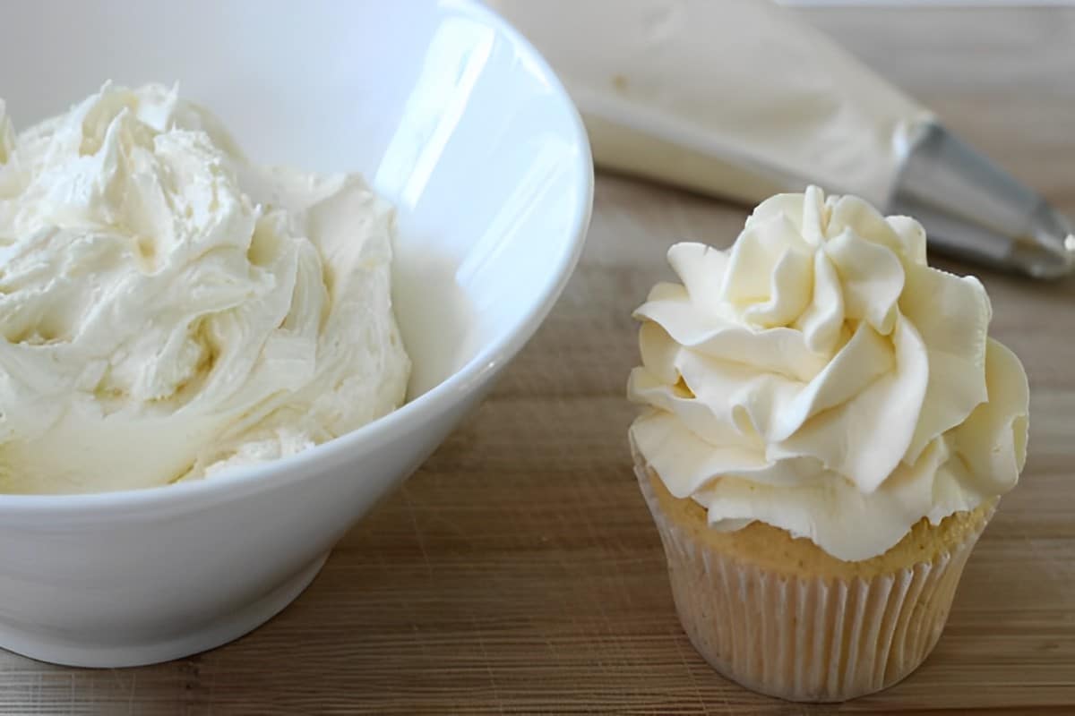Buttercream de chocolate branco perfeito para o acabamento do seu bolo