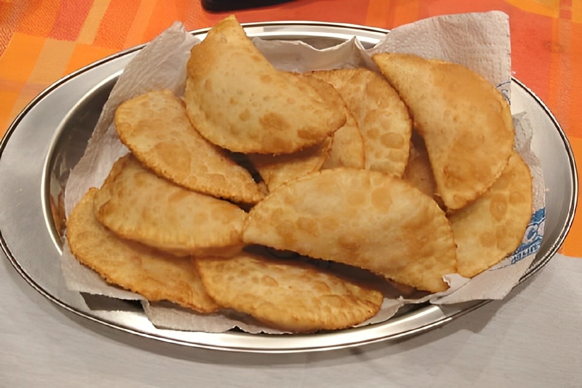 Massa de pastel crocante fácil de fazer e fica delicioso