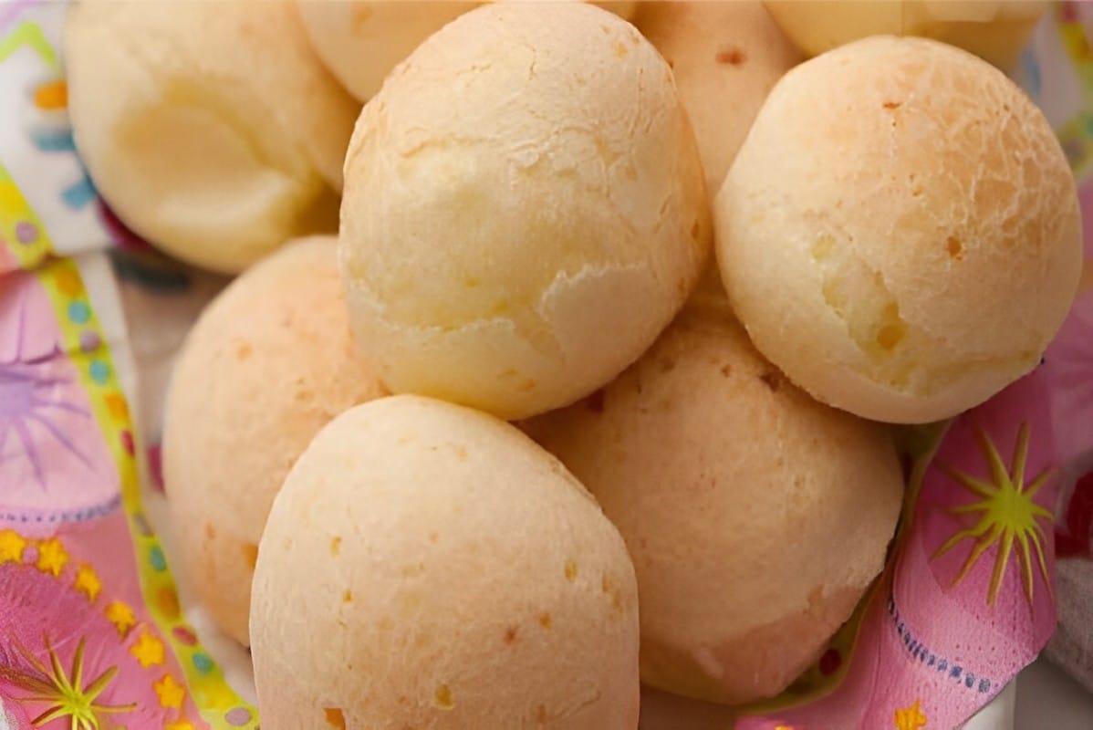 Pão de queijo com 4 ingredientes perfeito para o lanche da tarde