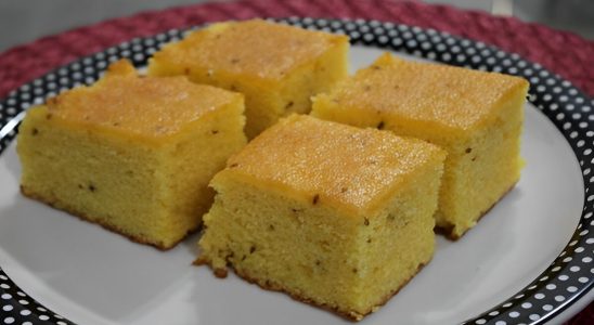 Bolo De Fubá Com Erva Doce