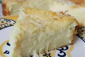 Bolo de coco cremoso basta bater os ingredientes no liquidificador e assar