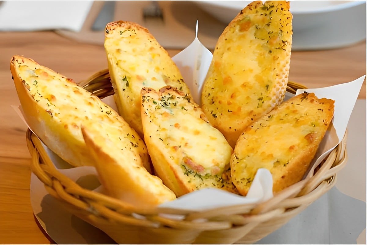 Pão de alho com pão francês e queijo feito no forno na airfryer ou