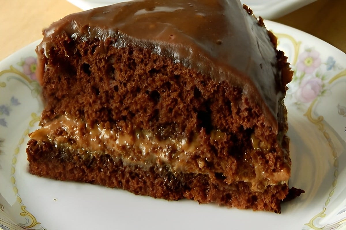 Bolo De Chocolate Fofinho Com Cobertura De Chocolate Cremosa