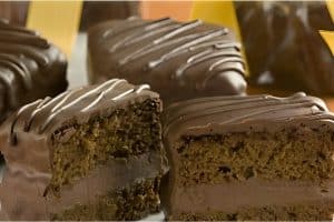 Pão de mel recheado com mousse de chocolate perfeito para uma renda extra