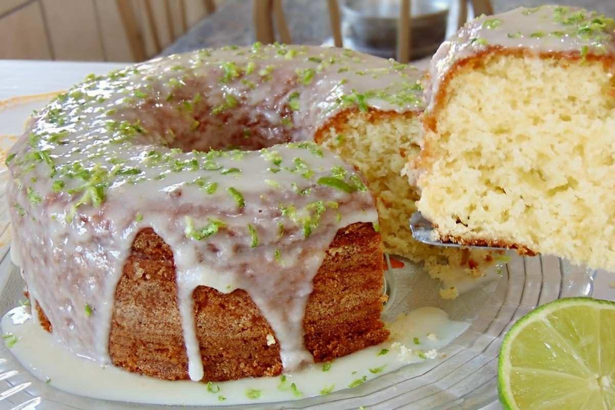 Bolo de limão simples de fazer fofinho e molhadinho e vai deixar ...