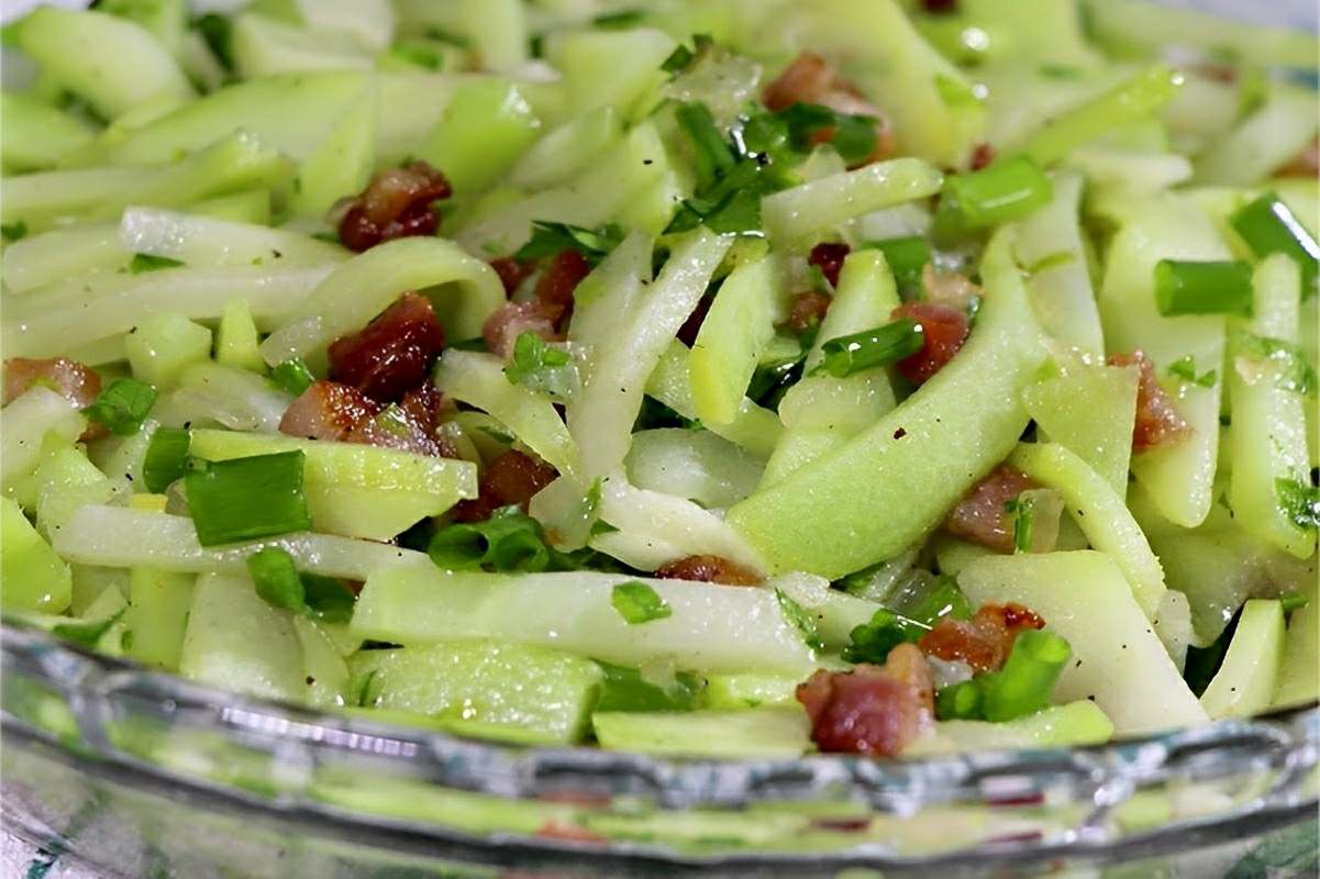 Salada de chuchu fica uma delícia simples de fazer e combina com ...