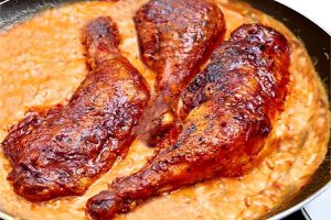Sobrecoxa assada com um molho bem especial para deixar seu frango ainda mais saboroso