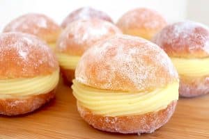 Sonho de padaria com uma massa bem fofinha e um recheio cremoso que é uma maravilha