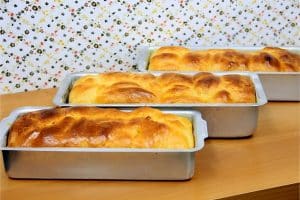 Pão caseiro prático de fazer é só misturar os ingredientes e levar para assar
