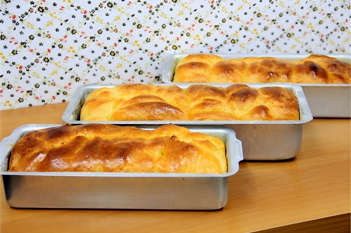 Pão caseiro prático de fazer é só misturar os ingredientes e levar para ...