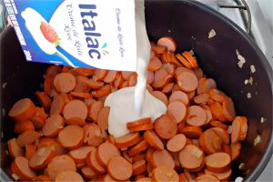 Almoço com salsicha muito simples feito no forno diferente de tudo que você já experimentou