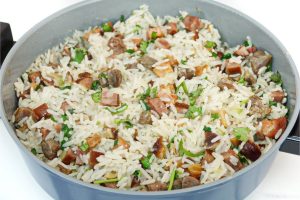 Arroz carreteiro fácil de preparar que fica muito saboroso e combina com qualquer dia da semana
