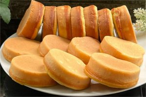 Misturei 2 bananas e 2 ovos com outros ingredientes simples e fiz um barrigudinho de frigideira delicioso