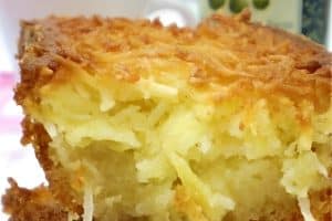 Bolo de mandioca ralada com coco é o bolo mais molhadinho e macio que já fiz