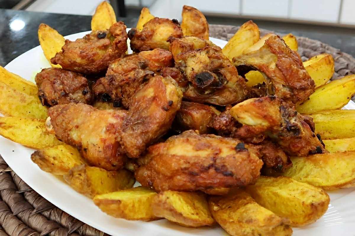 Frango com batatas rústicas que fica pronto bem rápido e combina com ...