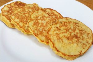 Misturei ovos e banana e fiz um lanchinho de frigideira perfeito para a hora do café