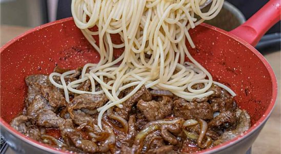 Macarrão Ao Bife Acebolado