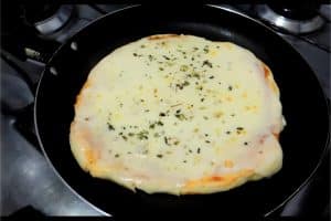 Pizza de frigideira que fica pronta super rápida e todo mundo adora quando faço em casa