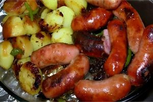 Um prato rápido e fácil de fazer é essa linguiça assada no forno com batata fica uma delícia