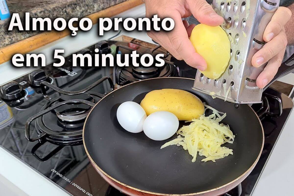 Misturei batata ralada com ovos e preparei um almoço fácil em 5 minutos