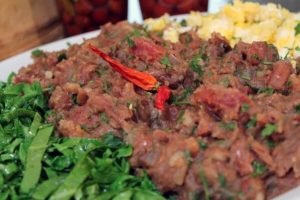 Chef profissional dá aula completa de como fazer tutu de feijão bem saboroso