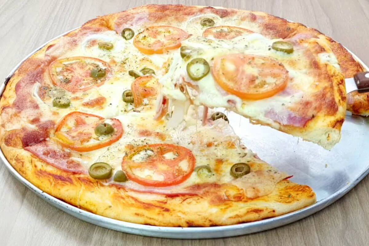 Veja como fazer uma massa de pizza fácil e macia para você rechear do