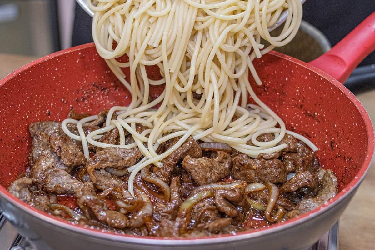 Macarrão Ao Bife Acebolado