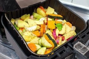 Legumes assados na air fryer para você preparar um acompanhamento leve e saudável no almoço