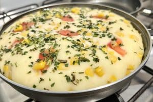 Torta de frigideira com massa de maisena e leite integral que fica uma delícia