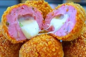 Bolinho toscana com bastante queijo derretendo que fica totalmente irresistível