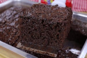 Bolo de chocolate molhadinho que dá água na boca só de olhar