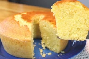 Bolo de mandioca com coco bem fofinho e macio para o lanche da tarde