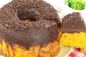 Bolo Brigadeirão de Cenoura – A Sobremesa Irresistível que Une Pudim de Chocolate e Bolo de Cenoura!