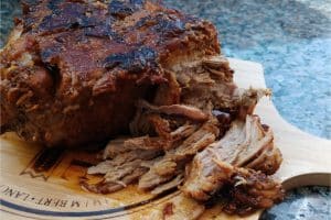 Pernil assado na panela de pressão fácil e suculento para o almoço em família