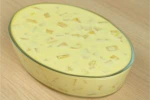 Sobremesa de abacaxi cremosa na travessa, perfeita para o almoço de família