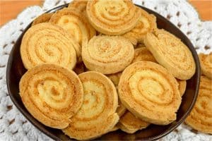 Biscoito para o Lanche Crocante com Recheio de Queijo Parmesão