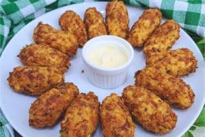 Bolinho de Arroz Dourado com Queijo e Calabresa: Uma Opção Prática e Irresistível para Aproveitar Sobras