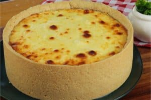 Empadão Aberto de Frango com Catupiry: Praticidade e Sabor para a Família