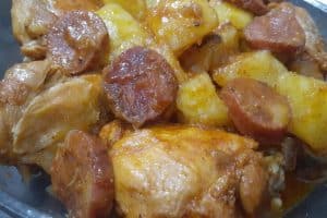 Frango na panela de pressão com linguiça e batatas – prático e cheio de sabor