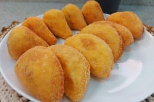 Pastel de angu: crocante, saboroso e sem farinha de trigo
