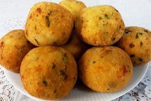 Bolinho de Batata Recheado com Queijo e Presunto: Um Aperitivo Fácil e Irresistível